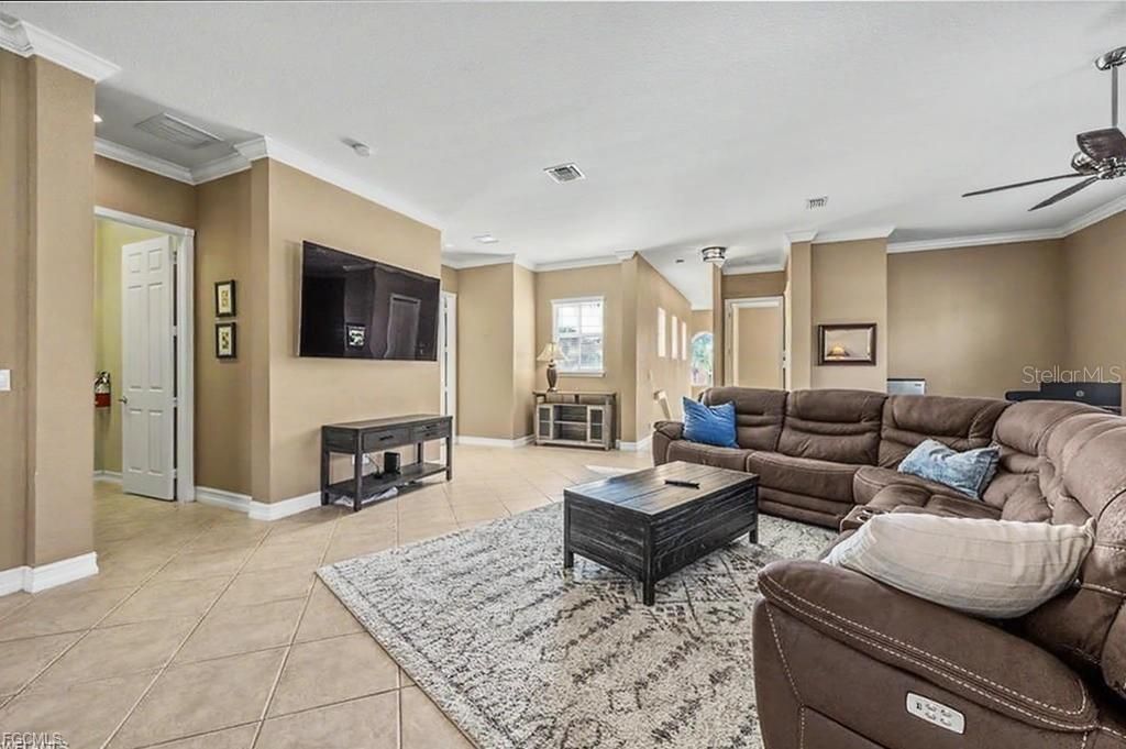 На продажу: $319,999 (2 спален, 2 ванн, 2174 Квадратных фут)