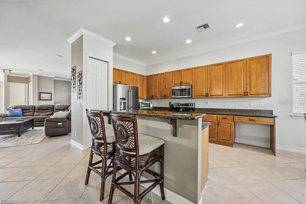 На продажу: $319,999 (2 спален, 2 ванн, 2174 Квадратных фут)