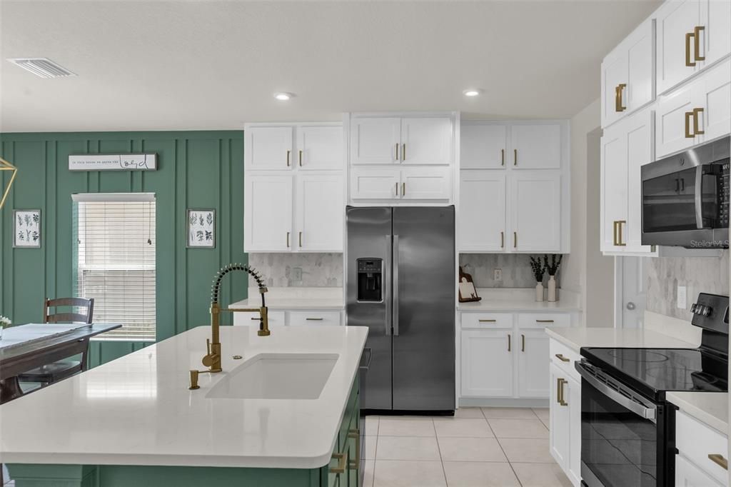 For Sale: $355,999 (4 beds, 2 baths, 1895 Square Feet)