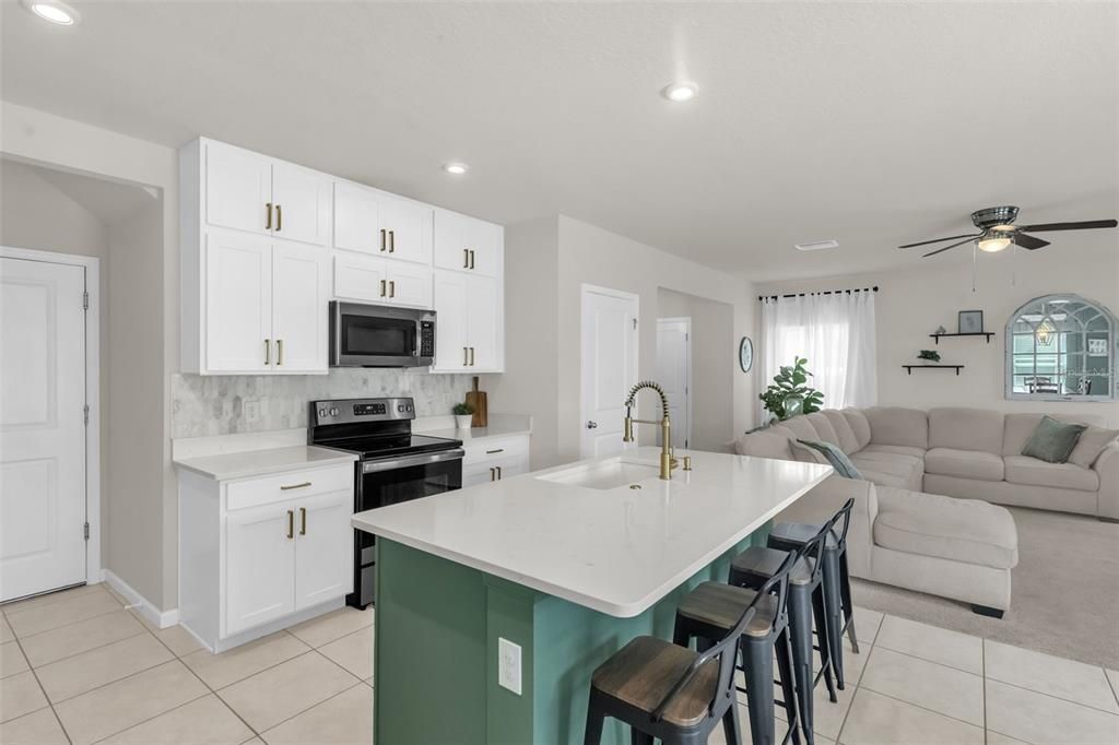 For Sale: $355,999 (4 beds, 2 baths, 1895 Square Feet)