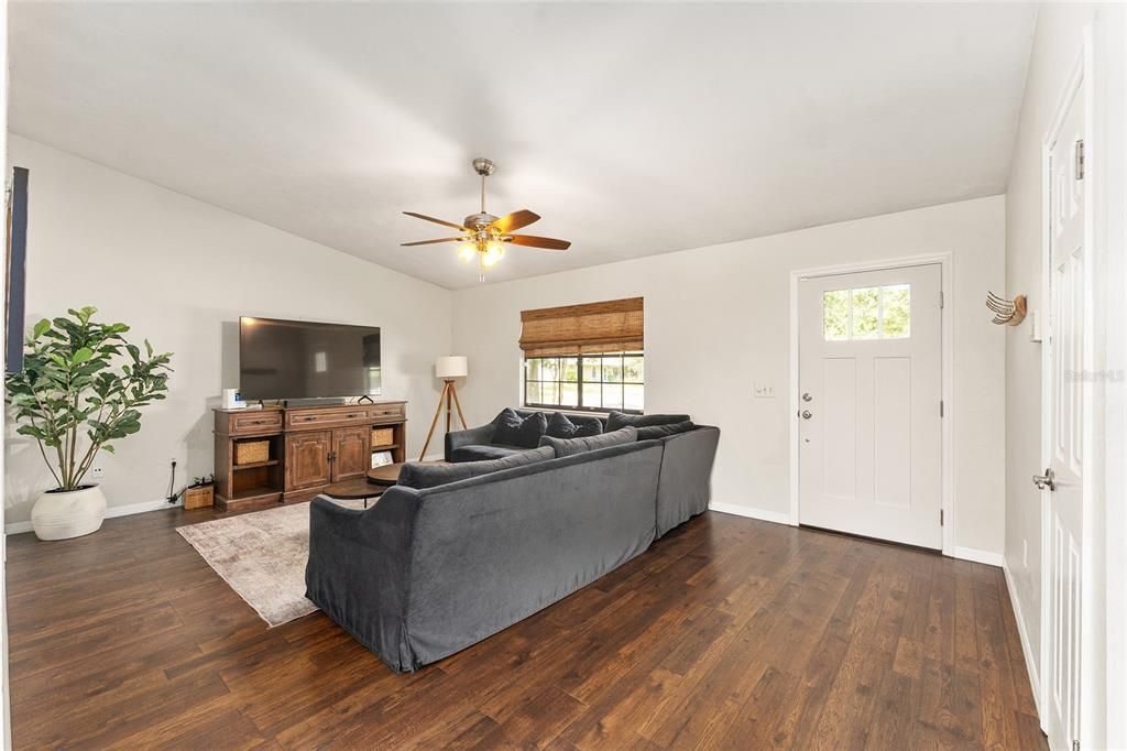 For Sale: $298,000 (3 beds, 2 baths, 1202 Square Feet)