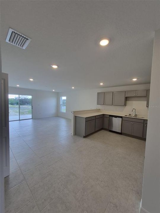 На продажу: $329,990 (4 спален, 2 ванн, 2104 Квадратных фут)