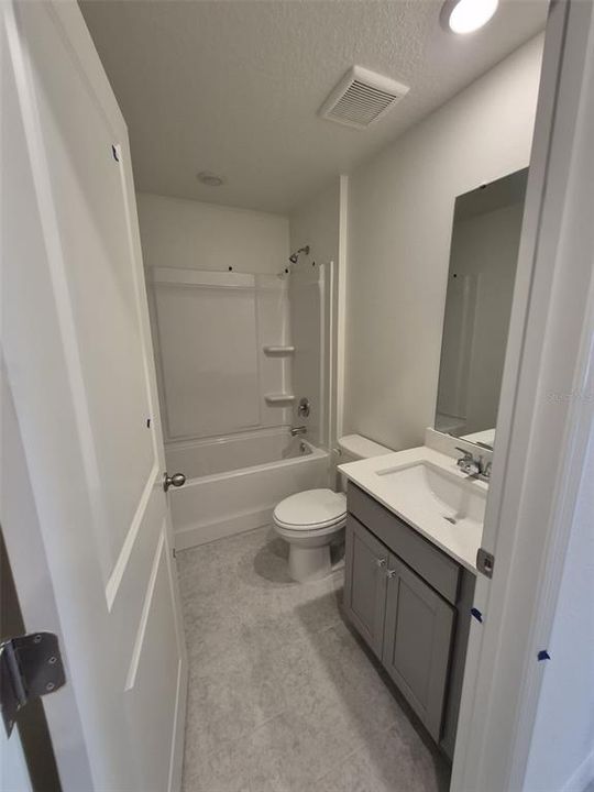 На продажу: $329,990 (4 спален, 2 ванн, 2104 Квадратных фут)