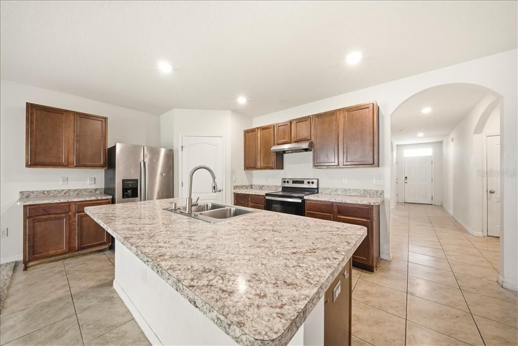 На продажу: $318,995 (4 спален, 2 ванн, 1867 Квадратных фут)