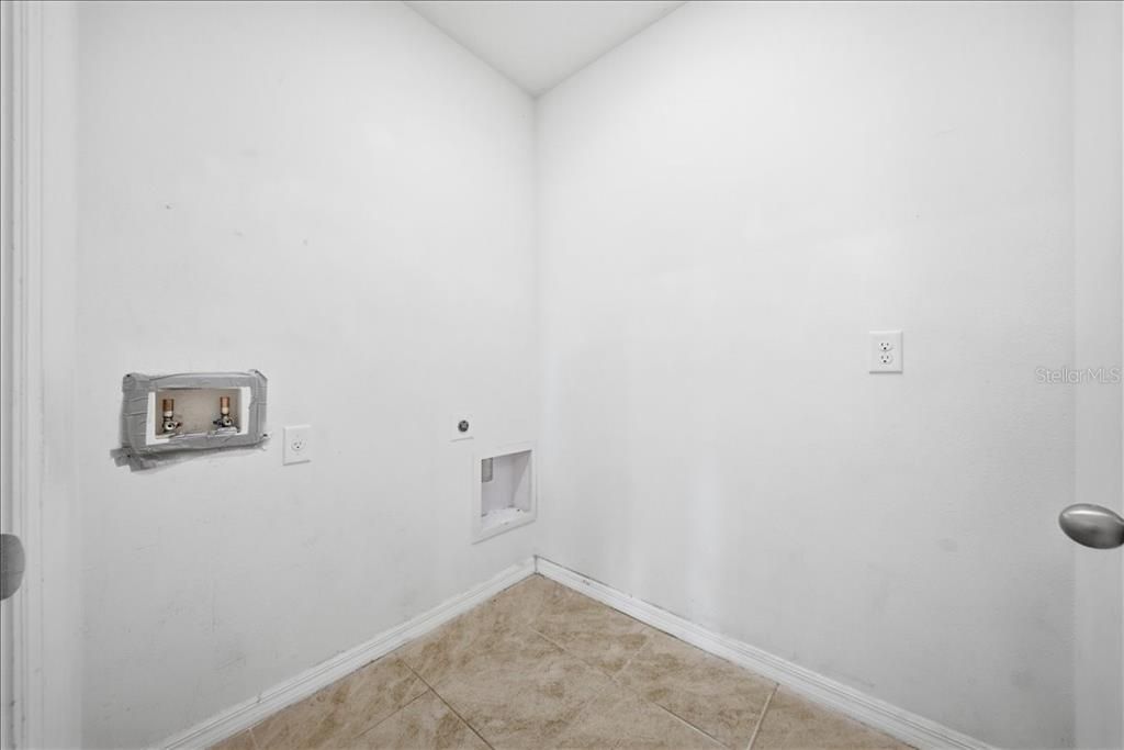 На продажу: $318,995 (4 спален, 2 ванн, 1867 Квадратных фут)