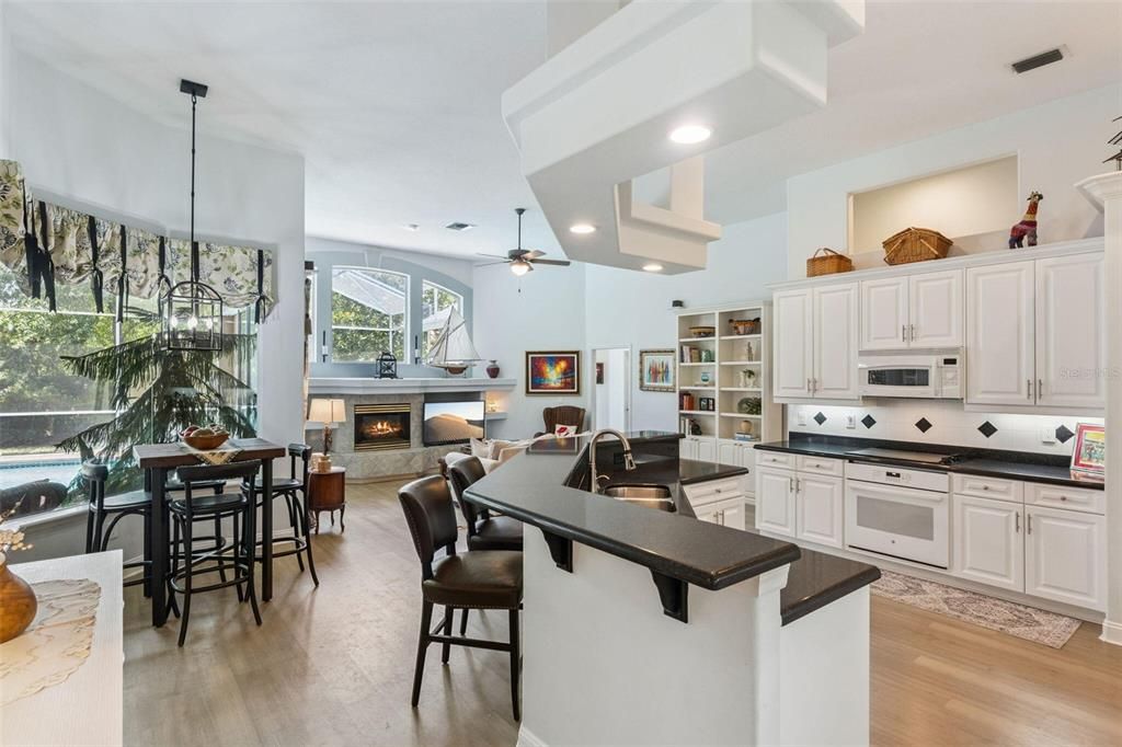 En Venta: $799,999 (4 camas, 3 baños, 2724 Pies cuadrados)