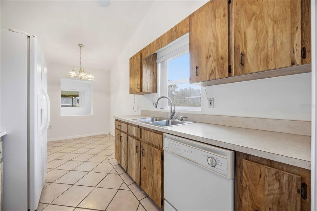 For Sale: $299,900 (4 beds, 2 baths, 1527 Square Feet)