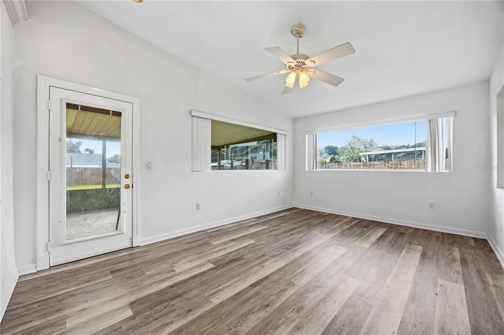 For Sale: $299,900 (4 beds, 2 baths, 1527 Square Feet)