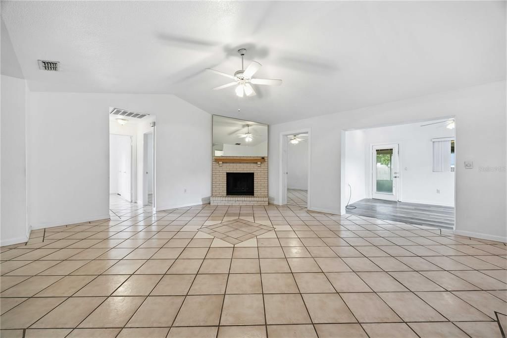 For Sale: $299,900 (4 beds, 2 baths, 1527 Square Feet)