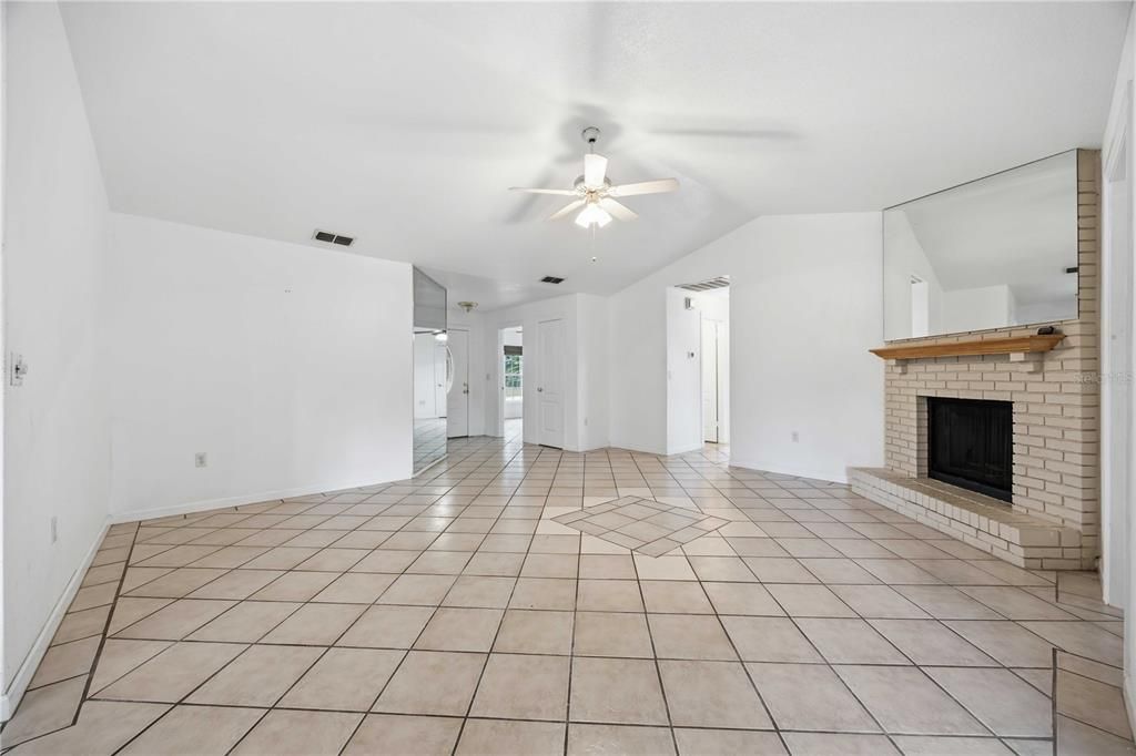 For Sale: $299,900 (4 beds, 2 baths, 1527 Square Feet)