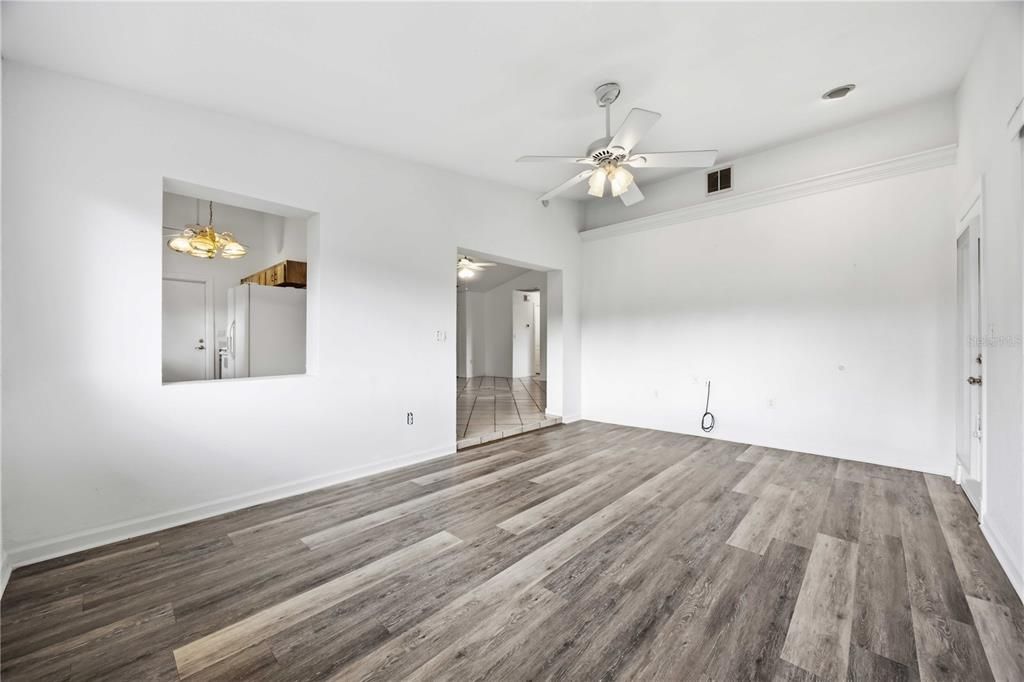 For Sale: $299,900 (4 beds, 2 baths, 1527 Square Feet)