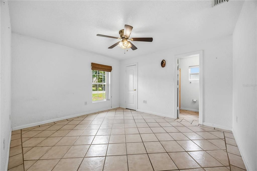 For Sale: $299,900 (4 beds, 2 baths, 1527 Square Feet)