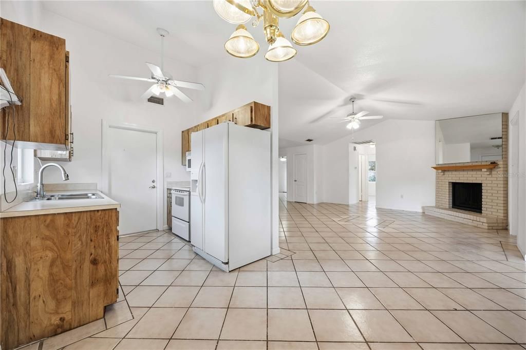 For Sale: $299,900 (4 beds, 2 baths, 1527 Square Feet)