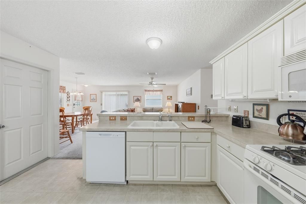 For Sale: $269,500 (2 beds, 2 baths, 1156 Square Feet)