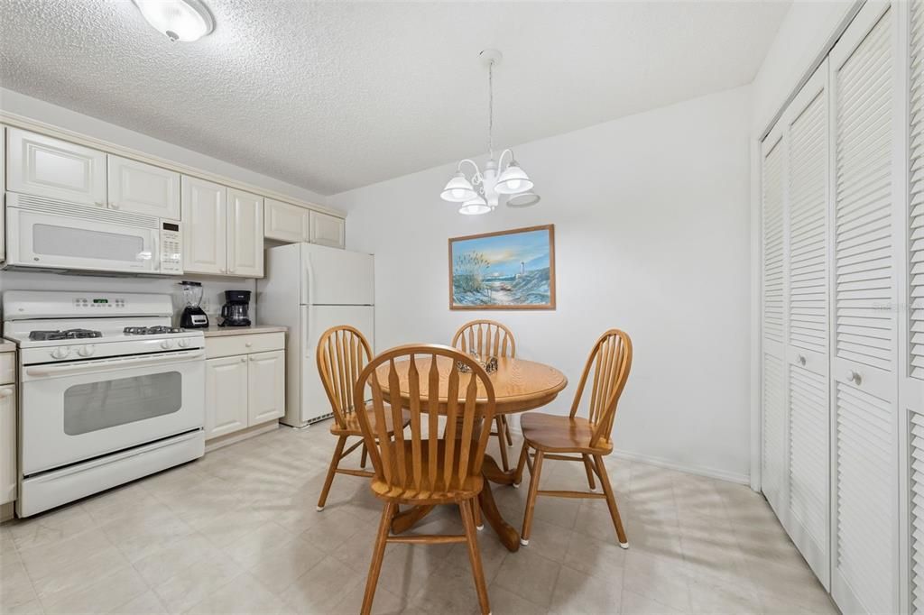For Sale: $269,500 (2 beds, 2 baths, 1156 Square Feet)