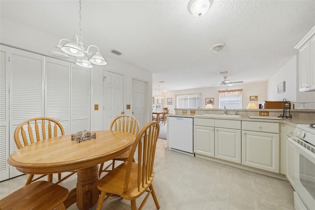 For Sale: $269,500 (2 beds, 2 baths, 1156 Square Feet)