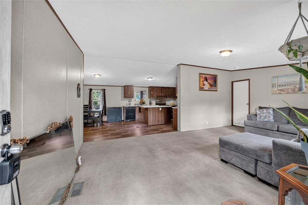 На продажу: $214,900 (4 спален, 2 ванн, 1768 Квадратных фут)