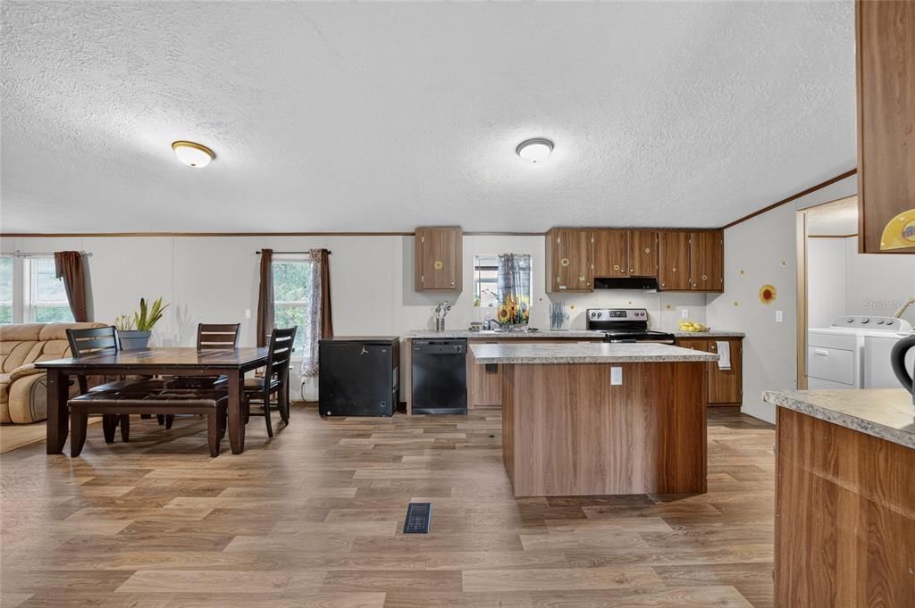 На продажу: $214,900 (4 спален, 2 ванн, 1768 Квадратных фут)