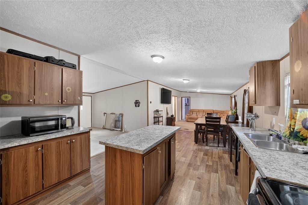 На продажу: $214,900 (4 спален, 2 ванн, 1768 Квадратных фут)