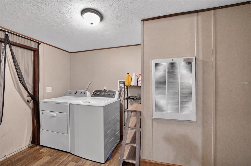 На продажу: $214,900 (4 спален, 2 ванн, 1768 Квадратных фут)
