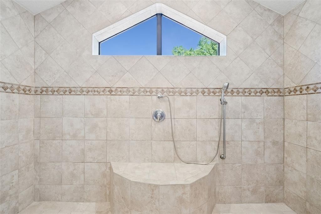Activo con contrato: $1,099,000 (4 camas, 2 baños, 3104 Pies cuadrados)