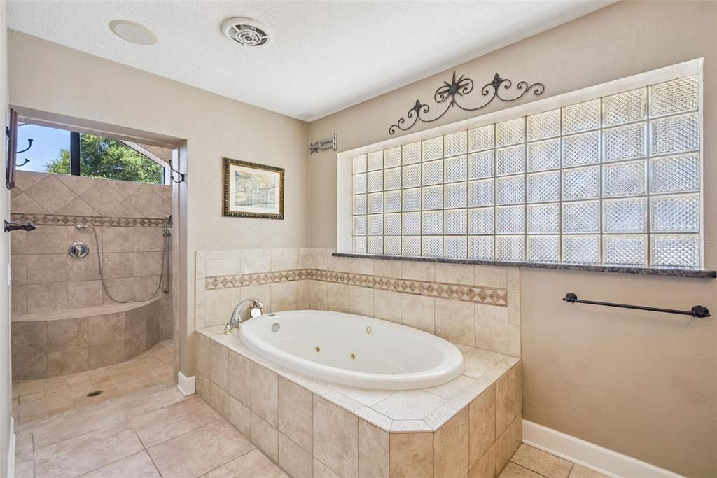 Activo con contrato: $1,099,000 (4 camas, 2 baños, 3104 Pies cuadrados)