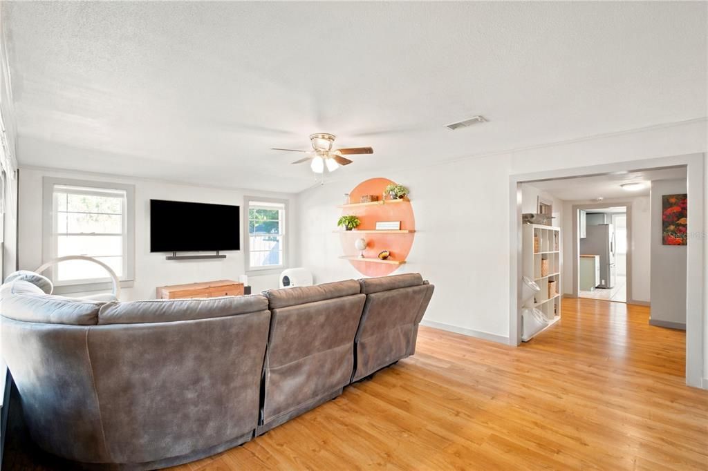 For Sale: $349,900 (3 beds, 2 baths, 1640 Square Feet)