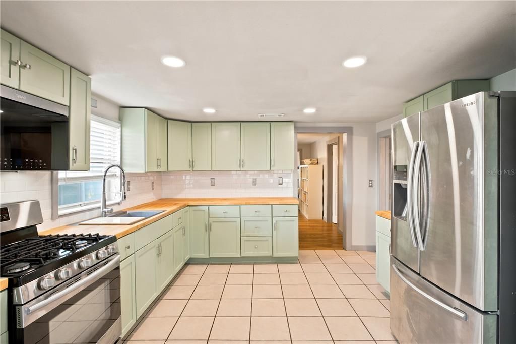 For Sale: $349,900 (3 beds, 2 baths, 1640 Square Feet)