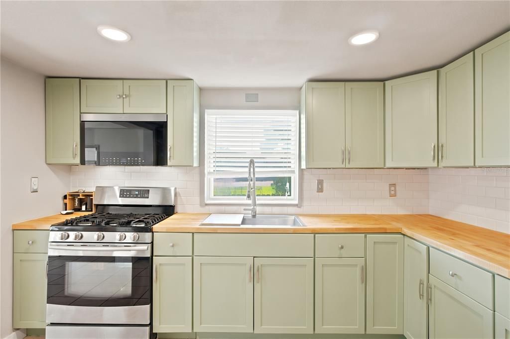 For Sale: $349,900 (3 beds, 2 baths, 1640 Square Feet)