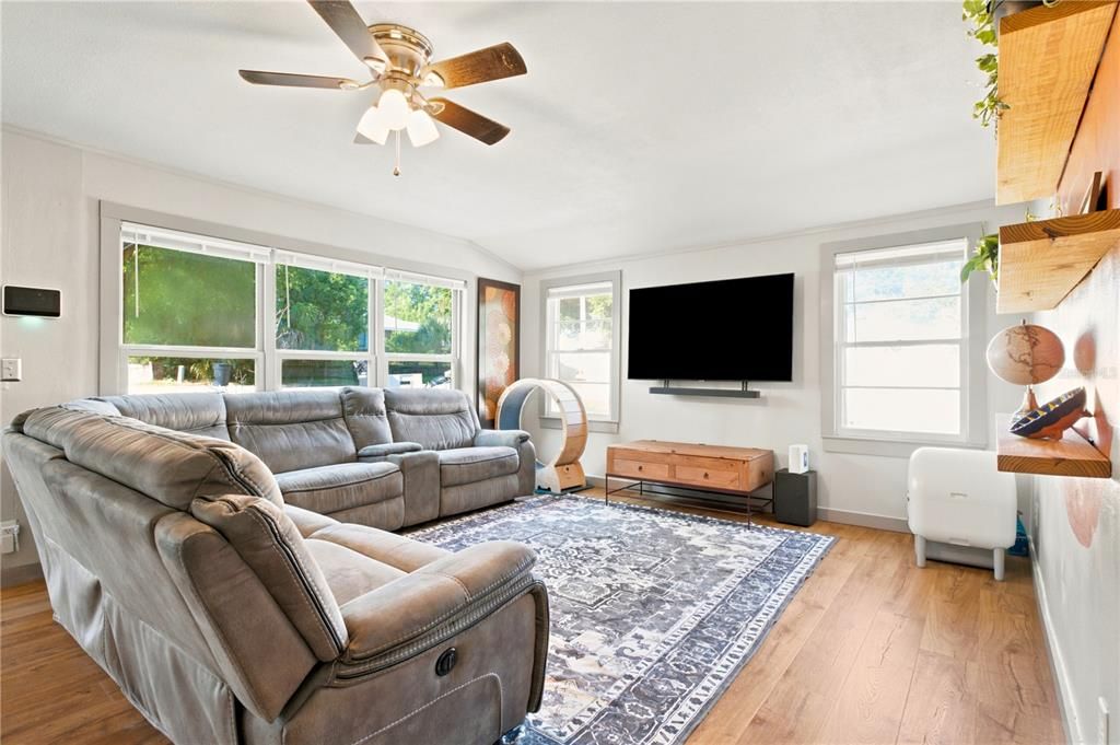 For Sale: $349,900 (3 beds, 2 baths, 1640 Square Feet)