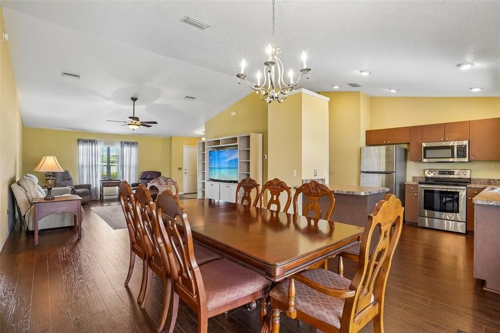 For Sale: $265,000 (3 beds, 2 baths, 1565 Square Feet)