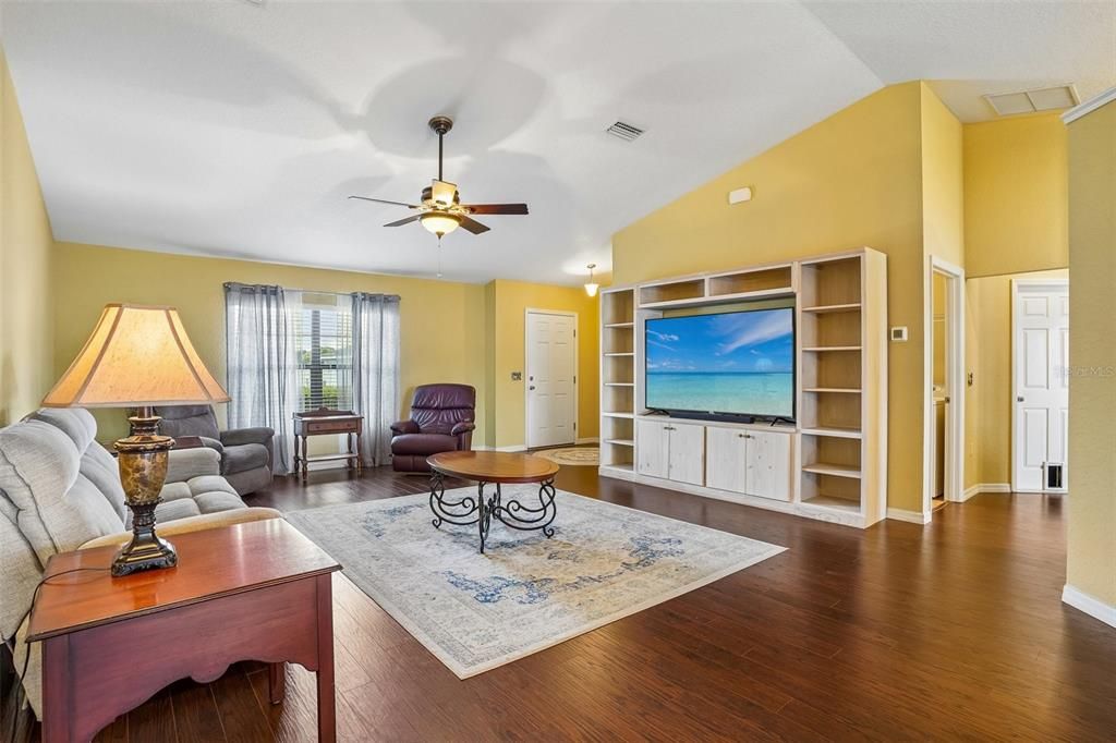 For Sale: $265,000 (3 beds, 2 baths, 1565 Square Feet)