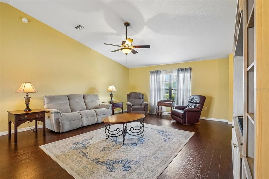For Sale: $265,000 (3 beds, 2 baths, 1565 Square Feet)