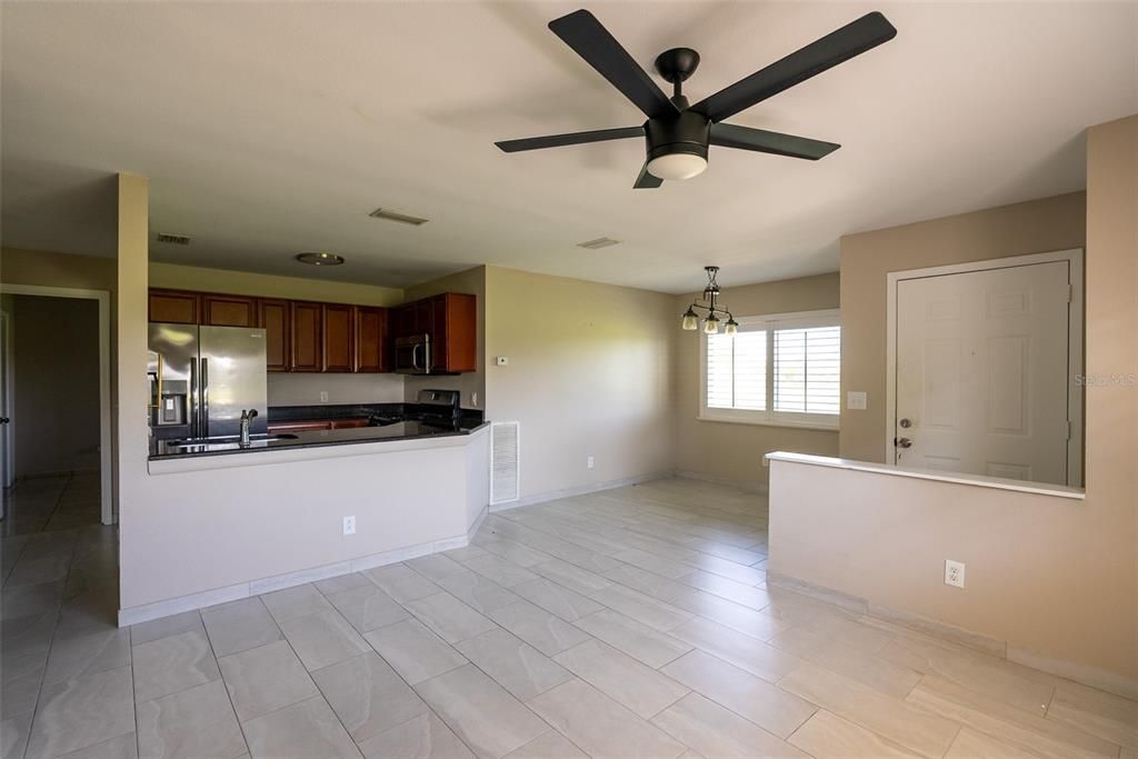 For Sale: $165,000 (2 beds, 2 baths, 930 Square Feet)