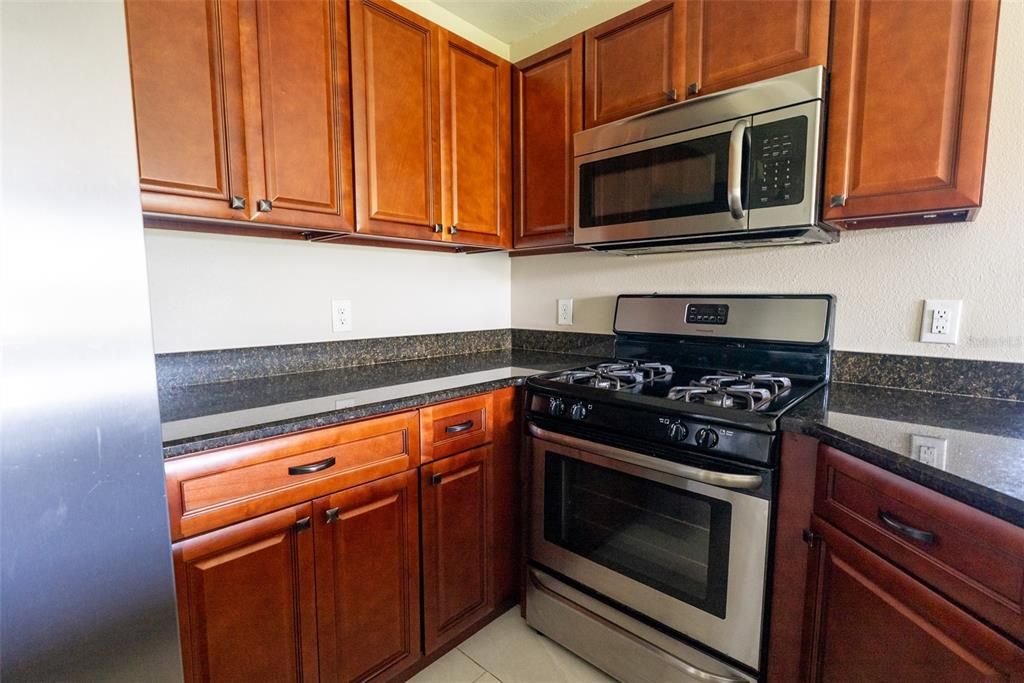 For Sale: $165,000 (2 beds, 2 baths, 930 Square Feet)