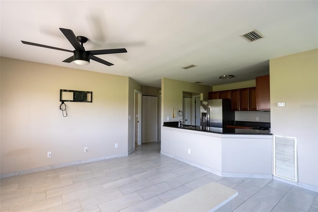 For Sale: $165,000 (2 beds, 2 baths, 930 Square Feet)
