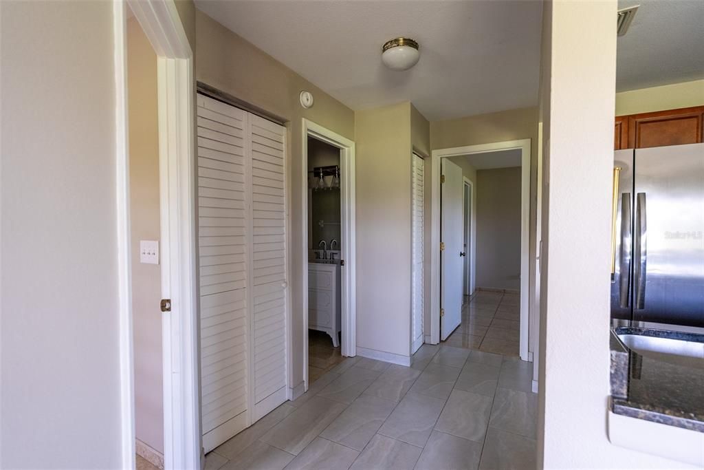 For Sale: $165,000 (2 beds, 2 baths, 930 Square Feet)
