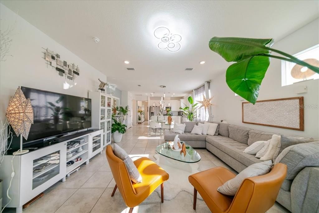 For Sale: $320,000 (3 beds, 2 baths, 1559 Square Feet)