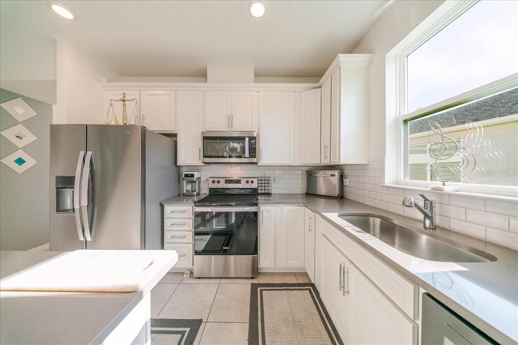 For Sale: $320,000 (3 beds, 2 baths, 1559 Square Feet)