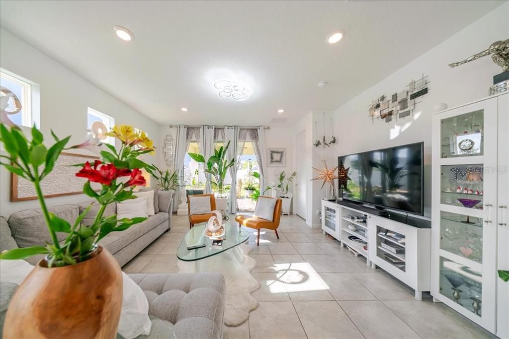 For Sale: $320,000 (3 beds, 2 baths, 1559 Square Feet)
