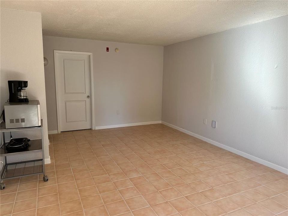 For Sale: $78,900 (1 beds, 1 baths, 351 Square Feet)
