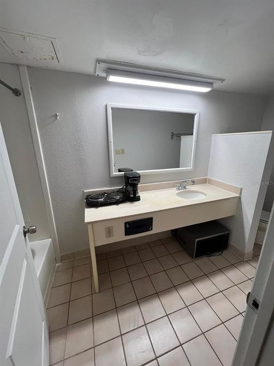 For Sale: $78,900 (1 beds, 1 baths, 351 Square Feet)