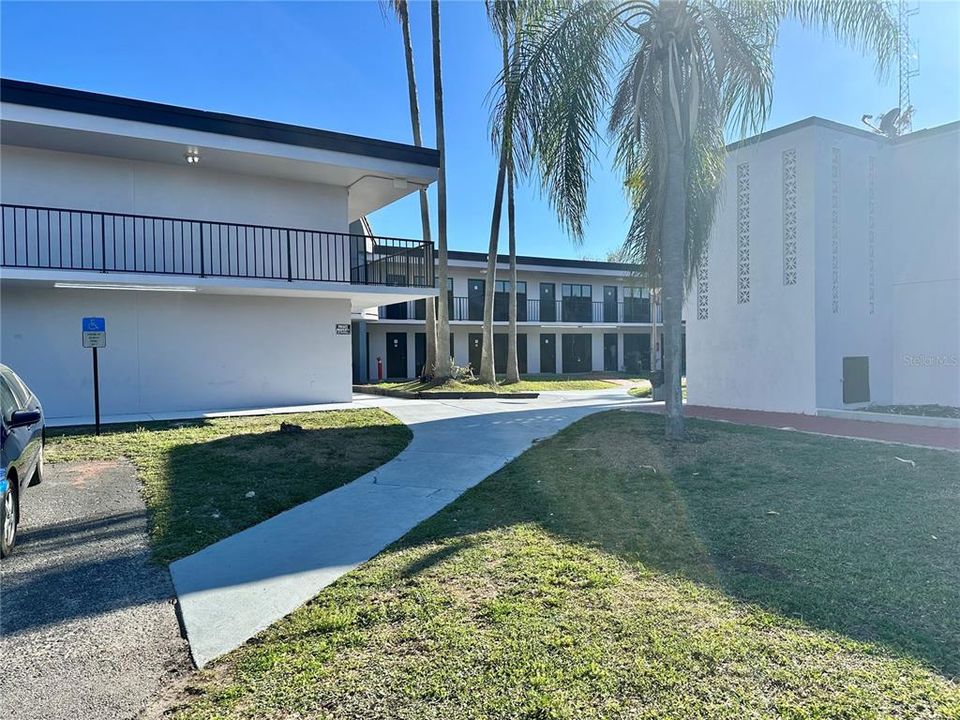 For Sale: $78,900 (1 beds, 1 baths, 351 Square Feet)