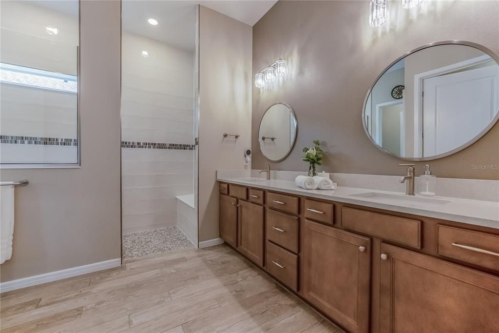 En Venta: $748,847 (3 camas, 3 baños, 2955 Pies cuadrados)