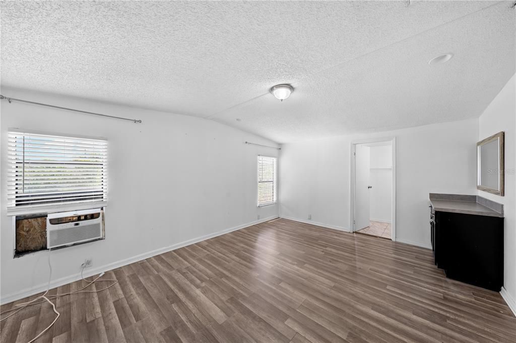 For Sale: $199,100 (3 beds, 2 baths, 1403 Square Feet)