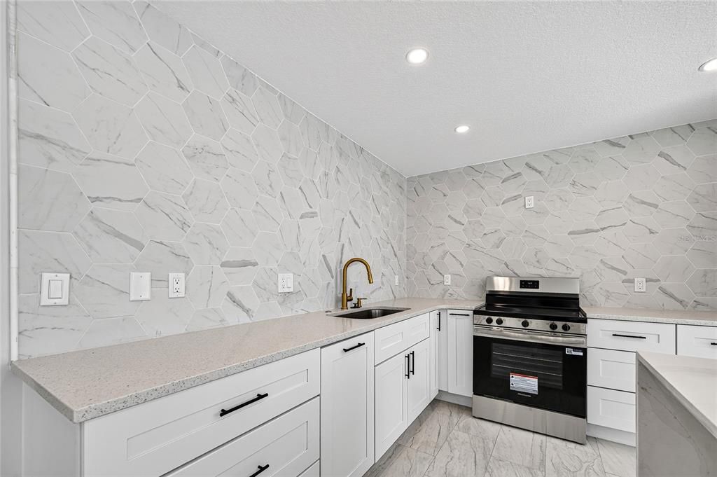 For Sale: $489,300 (2 beds, 1 baths, 1002 Square Feet)