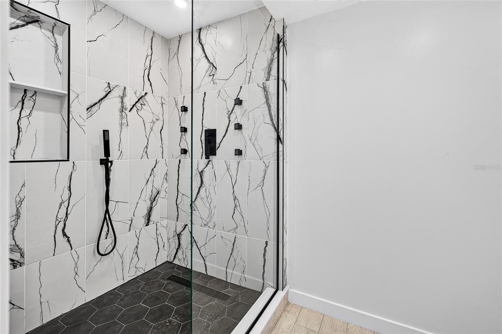 For Sale: $489,300 (2 beds, 1 baths, 1002 Square Feet)