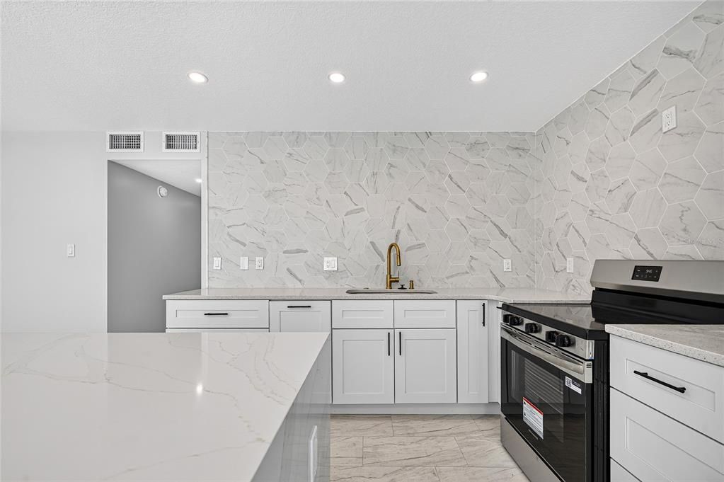 For Sale: $489,300 (2 beds, 1 baths, 1002 Square Feet)