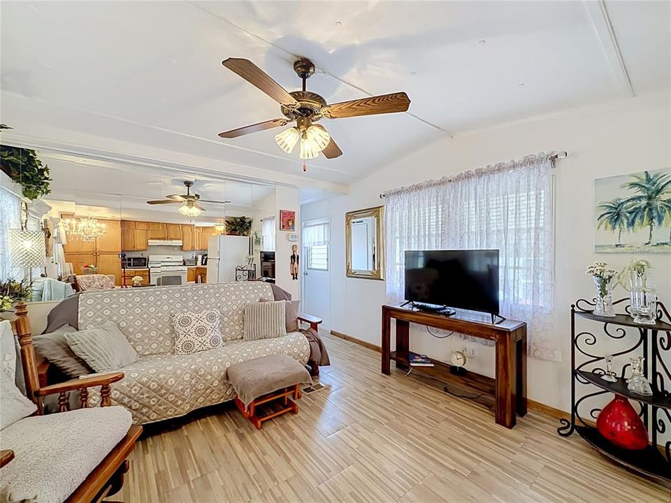На продажу: $74,999 (1 спален, 1 ванн, 480 Квадратных фут)