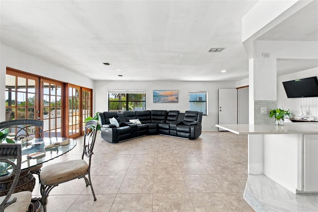 For Sale: $465,000 (3 beds, 3 baths, 1560 Square Feet)